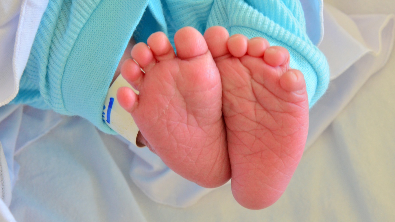 Ноги маленького ребенка крупным планом