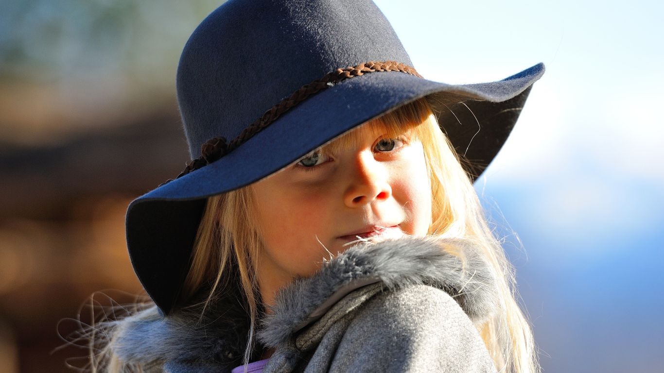 Маленькая девочка блондинка в шляпе