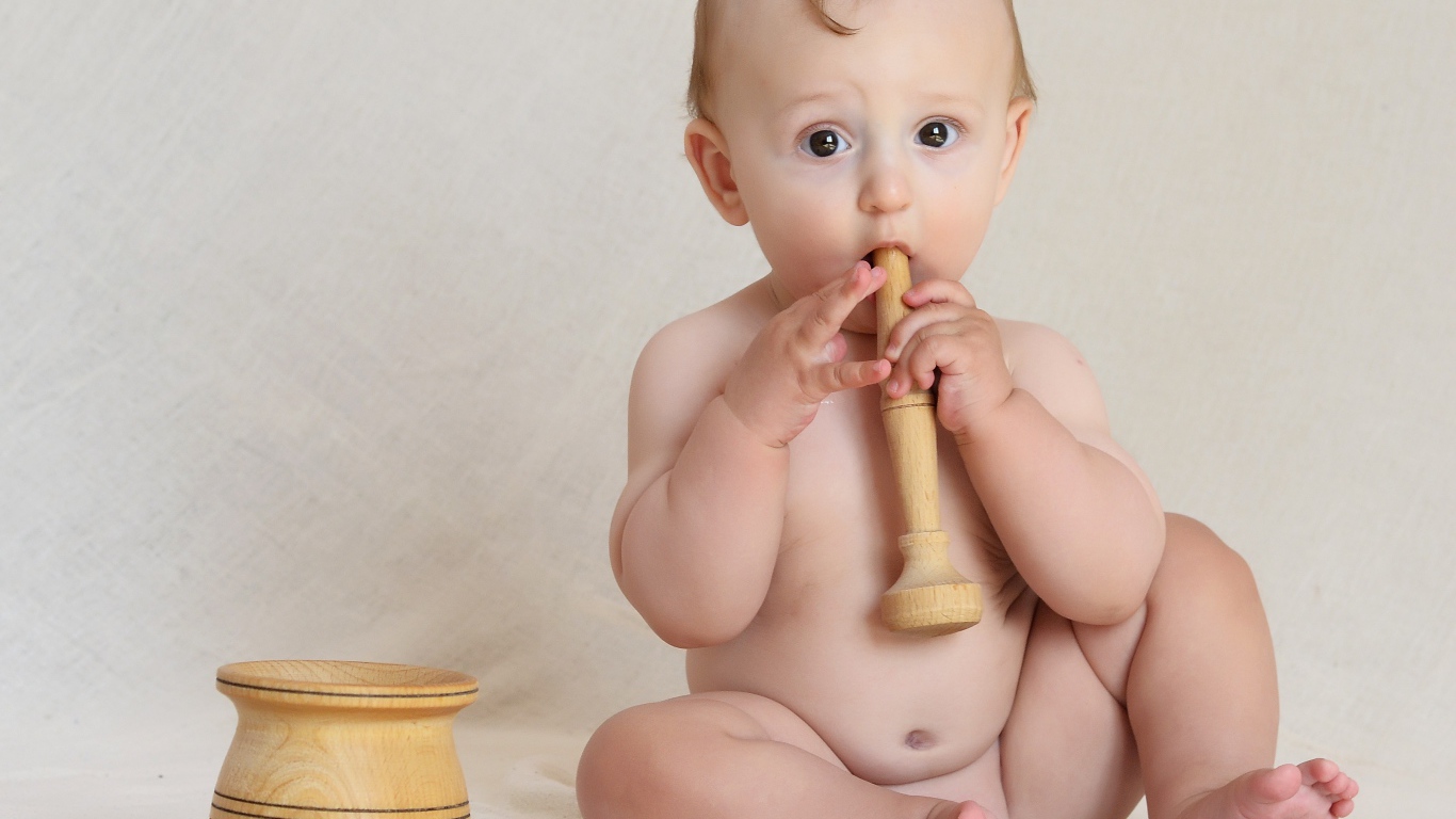 Маленький мальчик с деревянной ступкой