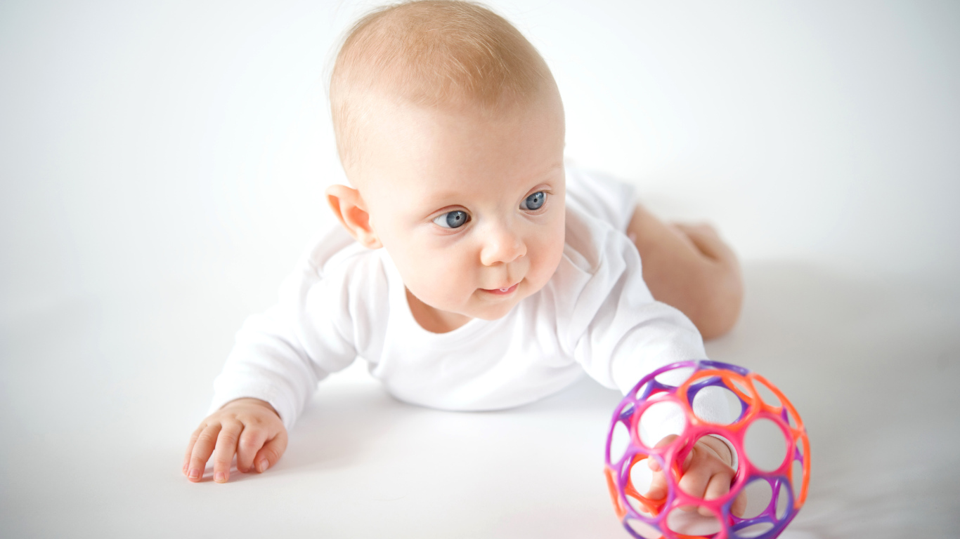 Маленький ребенок с игрушечным мячом