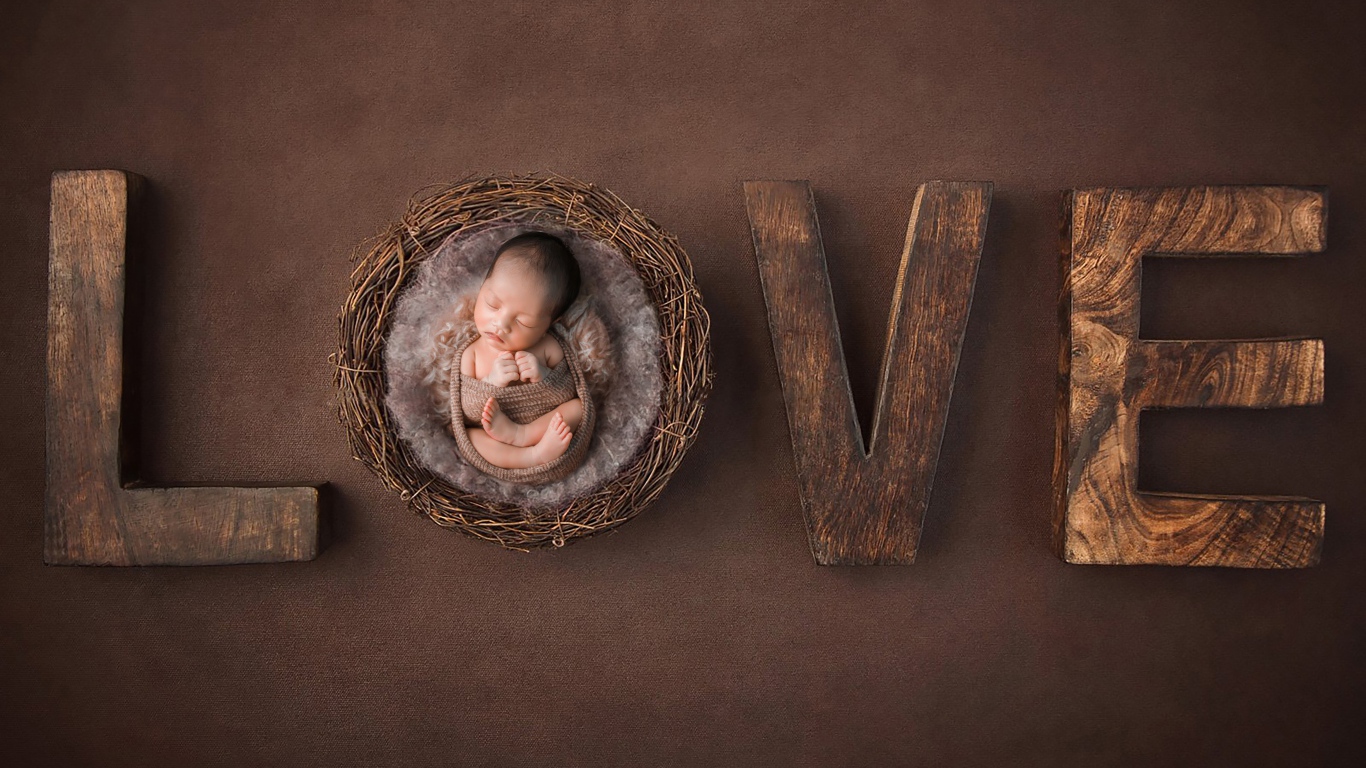 Маленький грудной ребенок с надписью любовь 