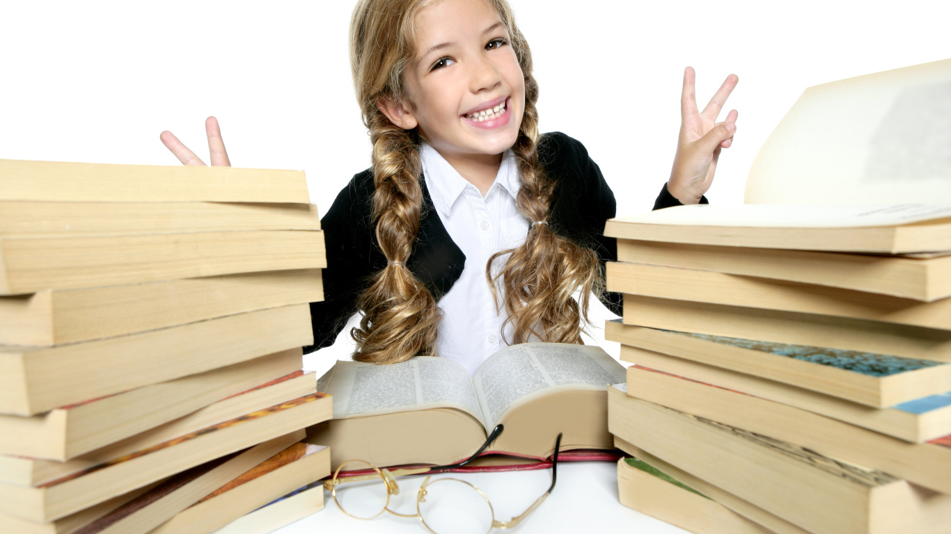 Улыбающаяся девочка школьница с книгами на белом фоне