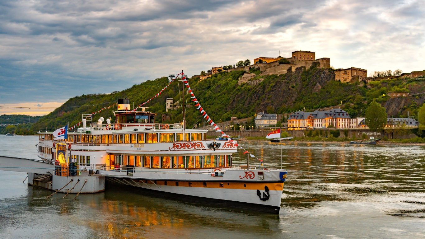 Красивый пароход на реке ждет туристов 