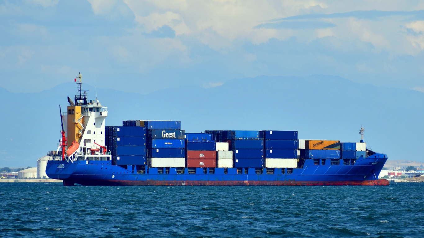 Грузовой танкер с контейнерами в море