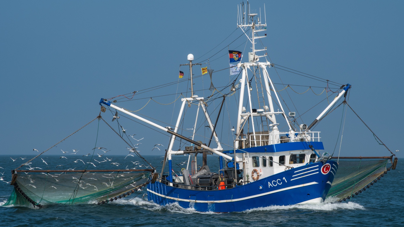 Рыболовецкая шхуна с сетями в море 