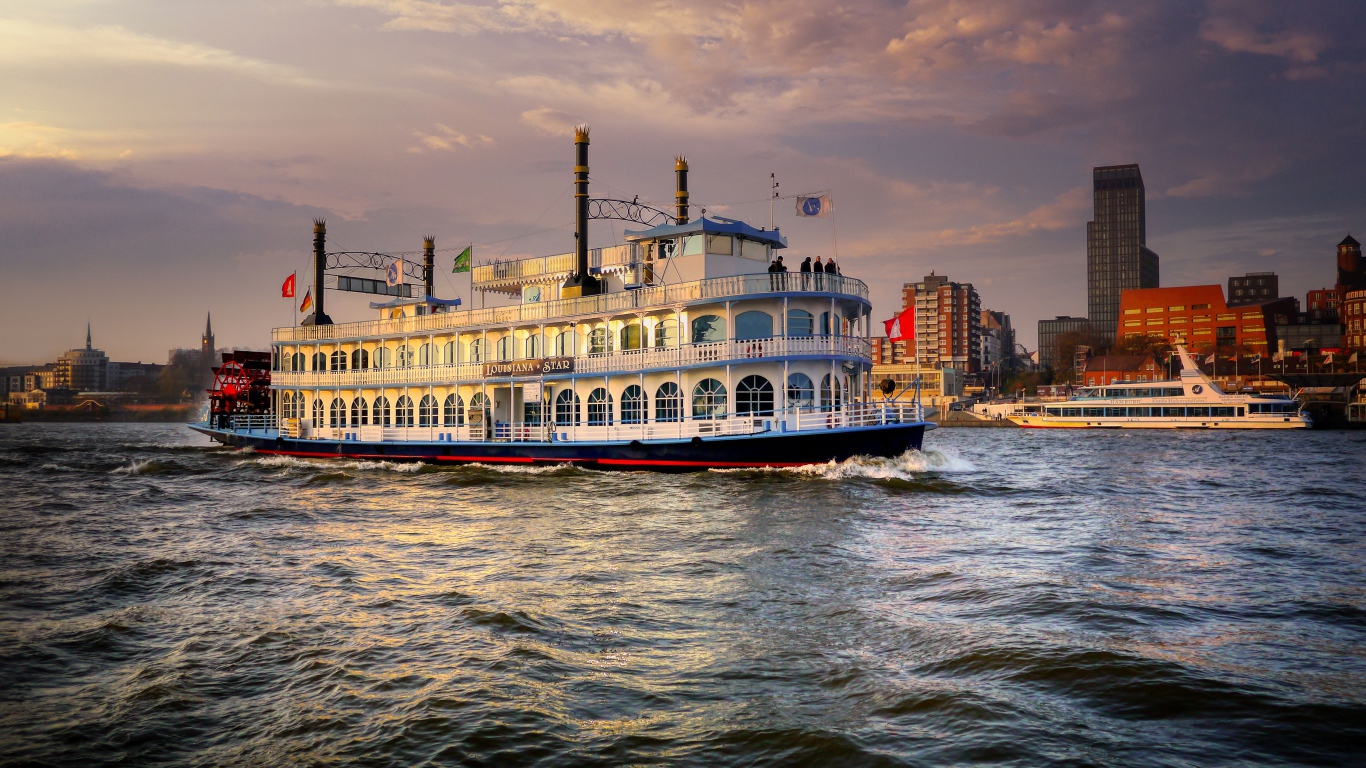 Большой круизный теплоход Louisiana Star  в воде 