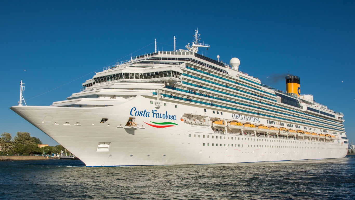 Большой белый круизный лайнер Costa Favolosa 