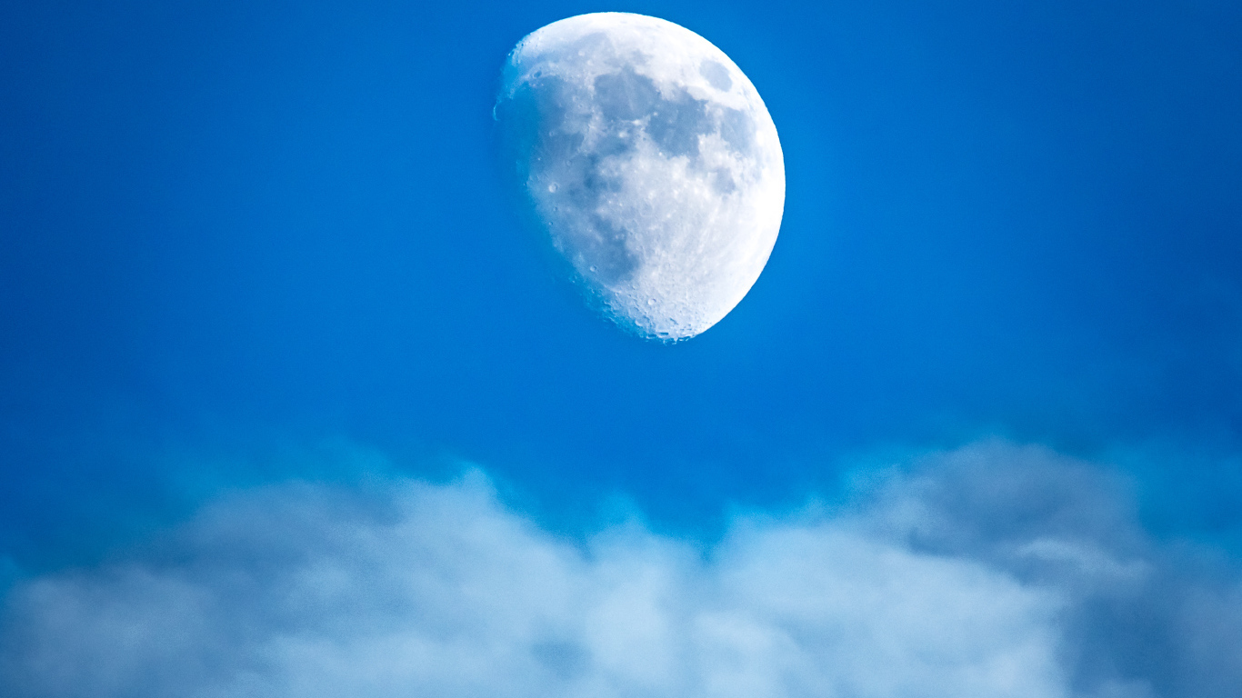 Половина большой белой луны в голубом небе