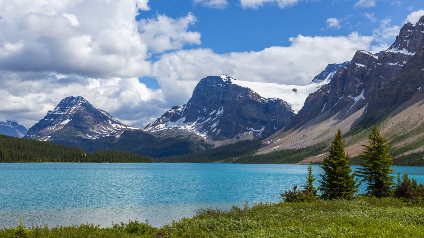 Голубая чистая вода в озере у гор, Канада