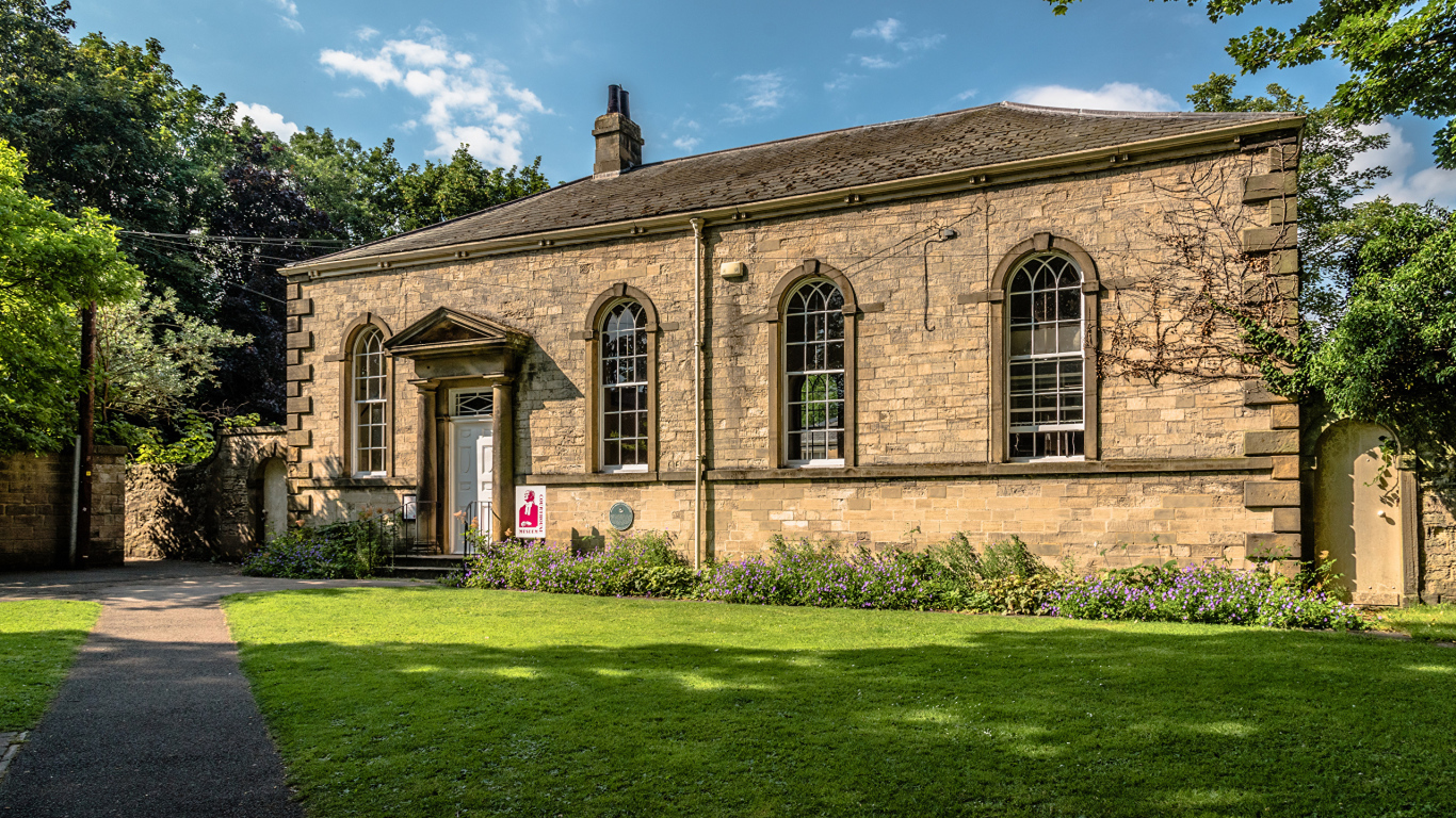 Красивый кирпичный дом с большими окнами, Англия