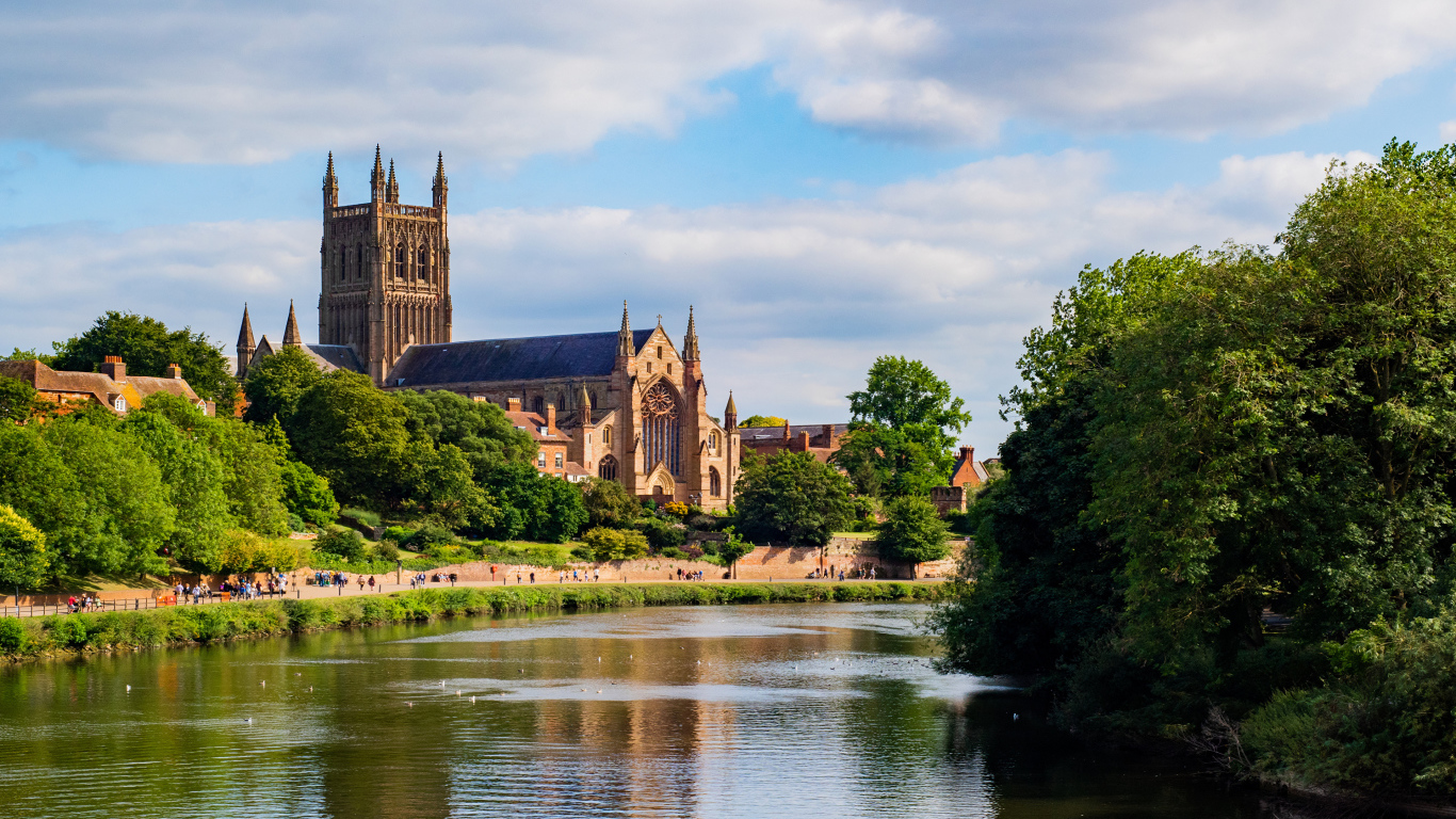 Старинный красивый дом у реки, Англия 