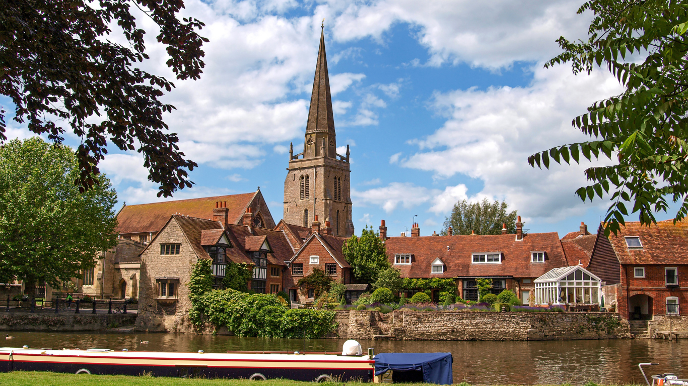 Старинные дома у реки в городе Абингдон, Англия