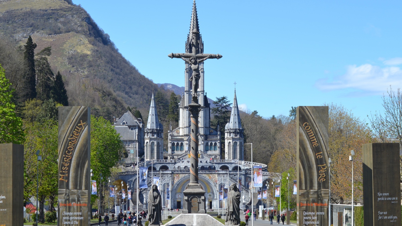 Монумент у базилики Святой Розарии, Франция