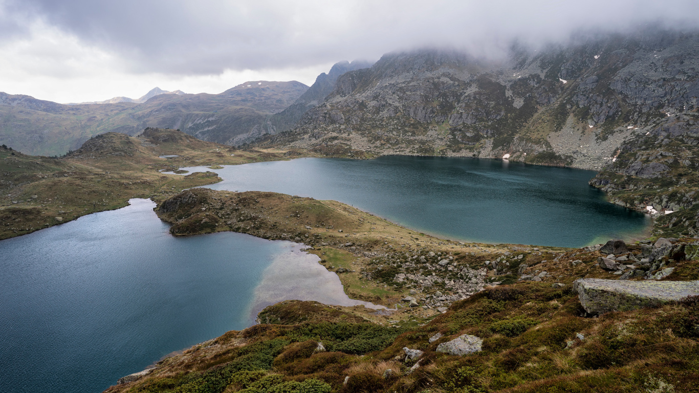 Озера у гор в тумане, Франция 