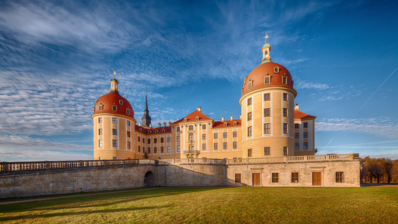 Старинный замок Морицбург под голубым небом, Германия