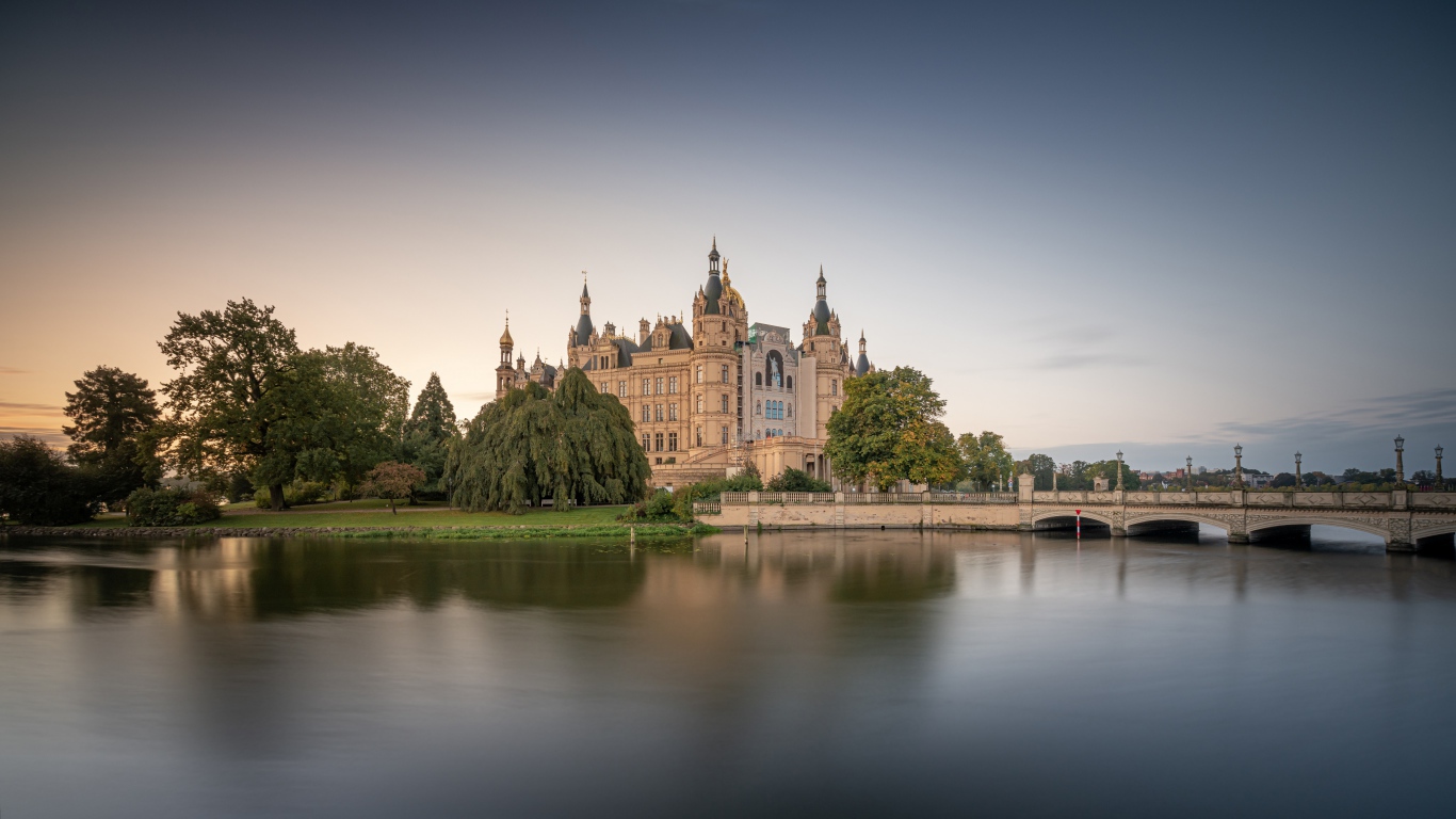 Красивый вид на Шверинский замок у озера, Германия