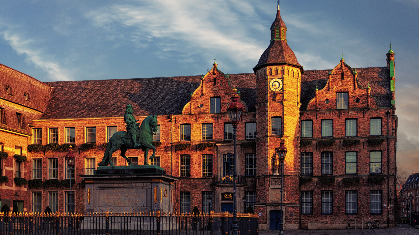 Памятник у старого дома с башней, Германия