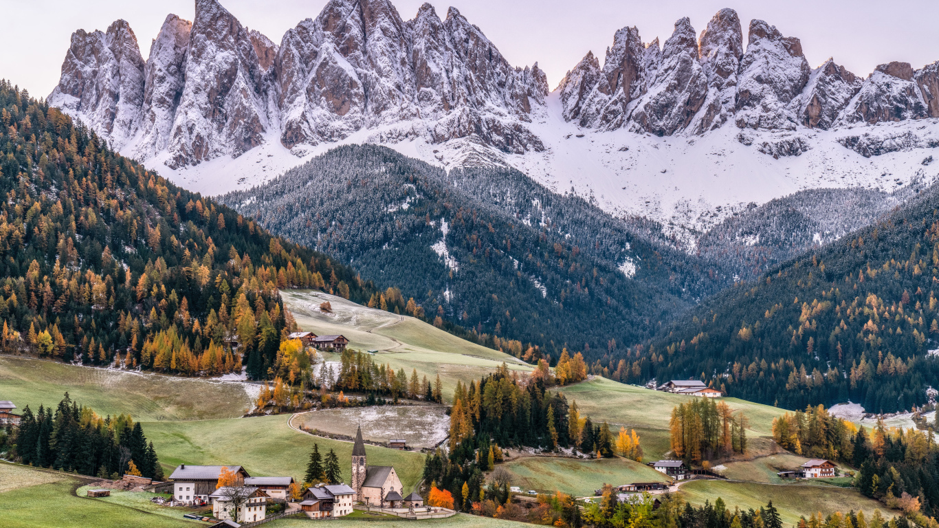 Красивый вид на заснеженные Доломитовые Альпы, Италия