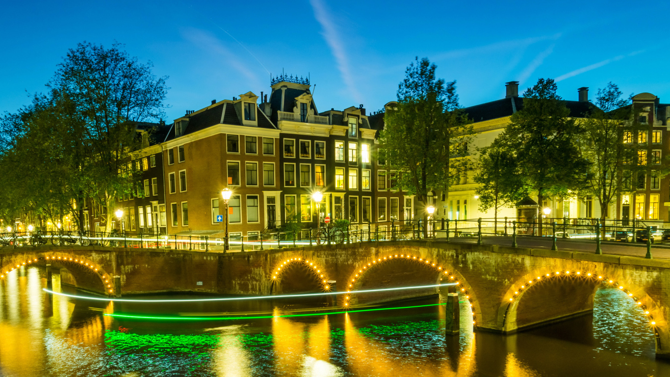 Дом у реки вечером, Амстердам. Нидерланды