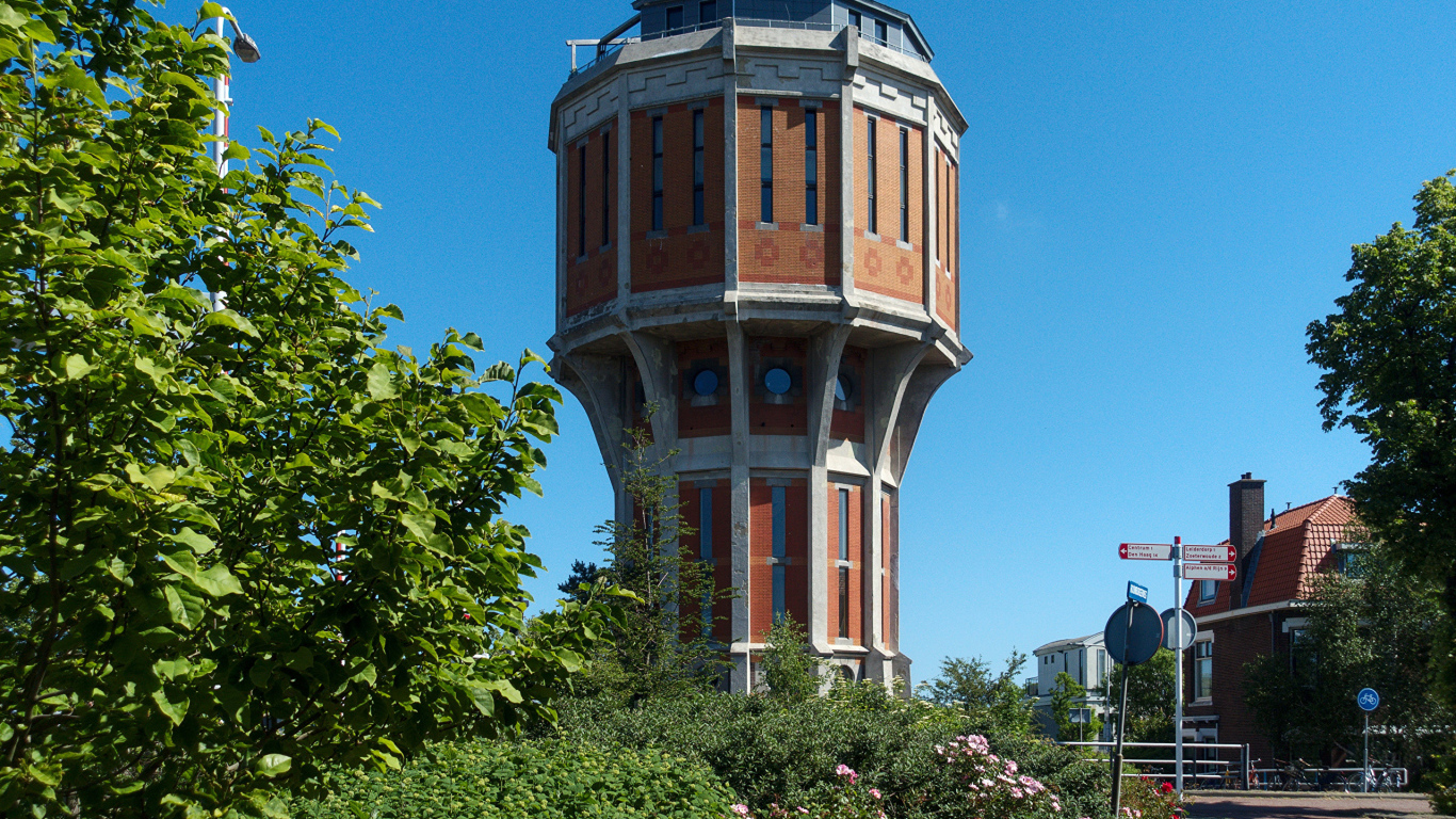 Старая башня на улице города, Нидерланды 