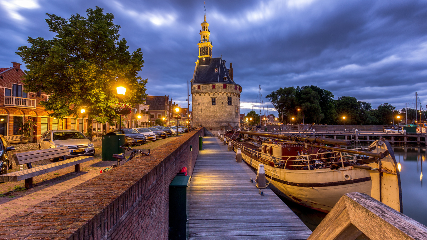 Деревянный мост на пристани в сумерках, Нидерланды 
