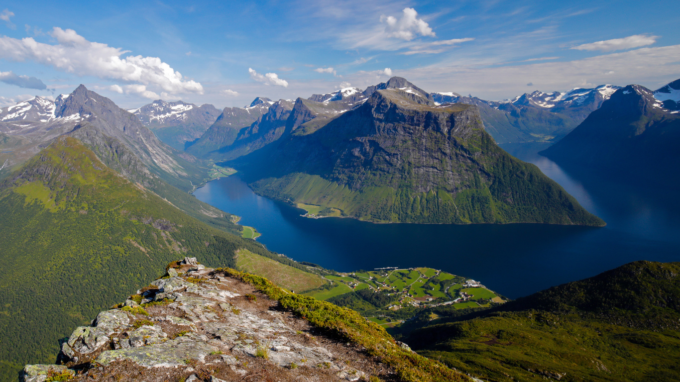 Красивый вид на зеленые горы фьорда, Норвегия