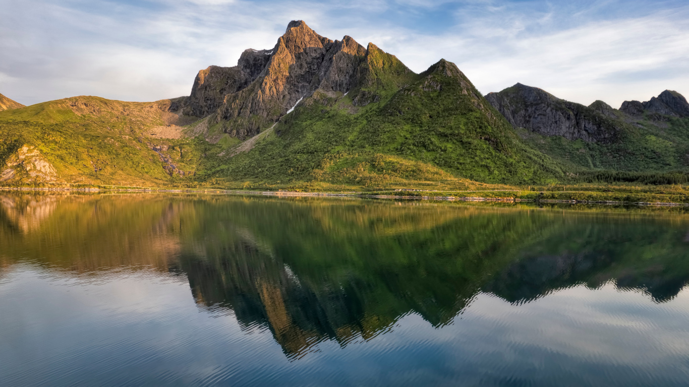 Покрытые зеленью горы отражаются в озере, Лофотенские острова. Норвегия