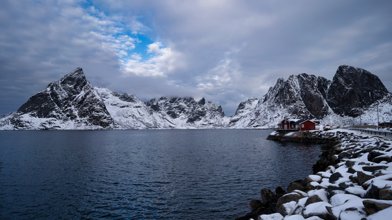 Озеро у заснеженных гор, Лофотенские острова, Норвегия