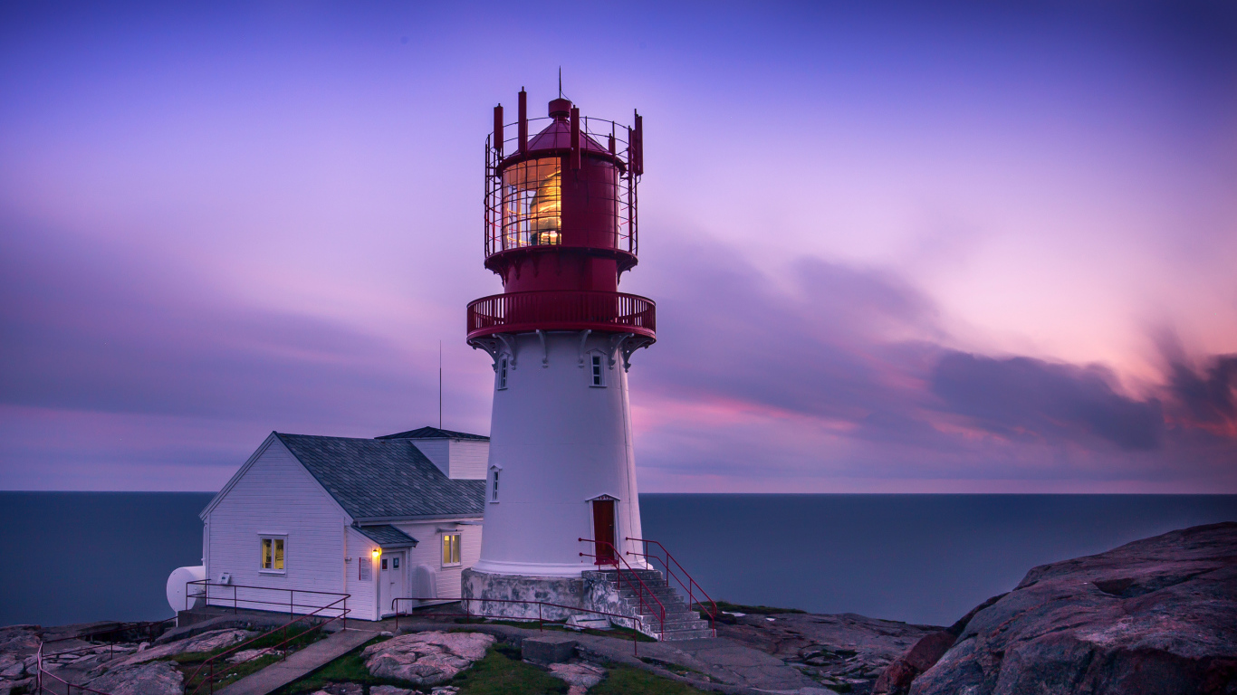 Маяк на берегу моря в сумерках, Норвегия