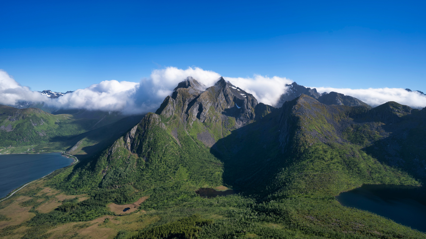 Красивый вид на Лофотенские острова под красивым голубым небом