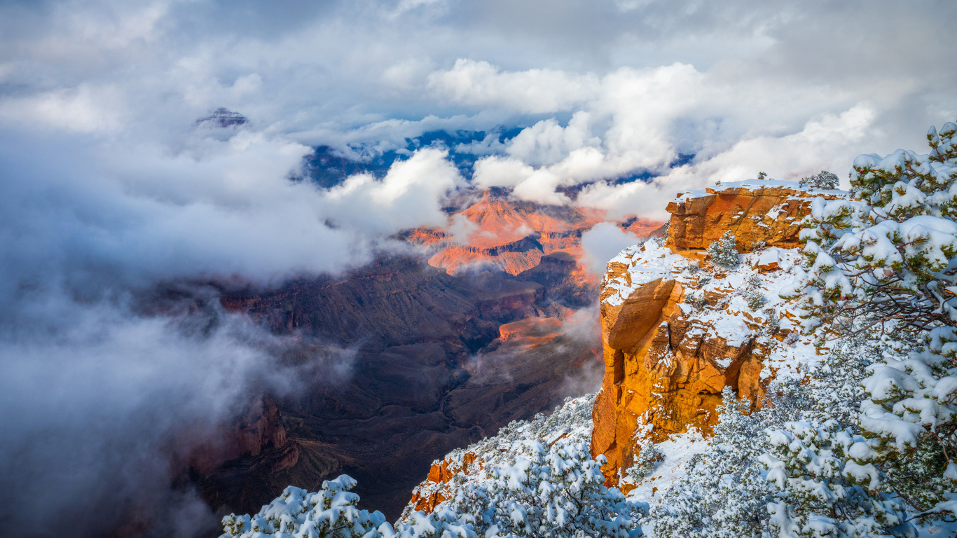 Вид на Гранд каньон под белыми облаками,США