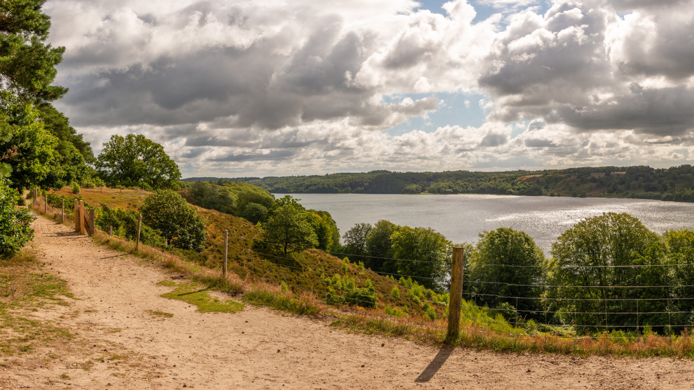 Низкие густые облака над рекой, Дания
