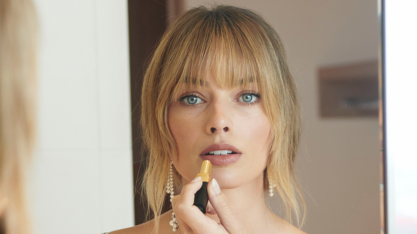 Актриса Марго Робби красит губы