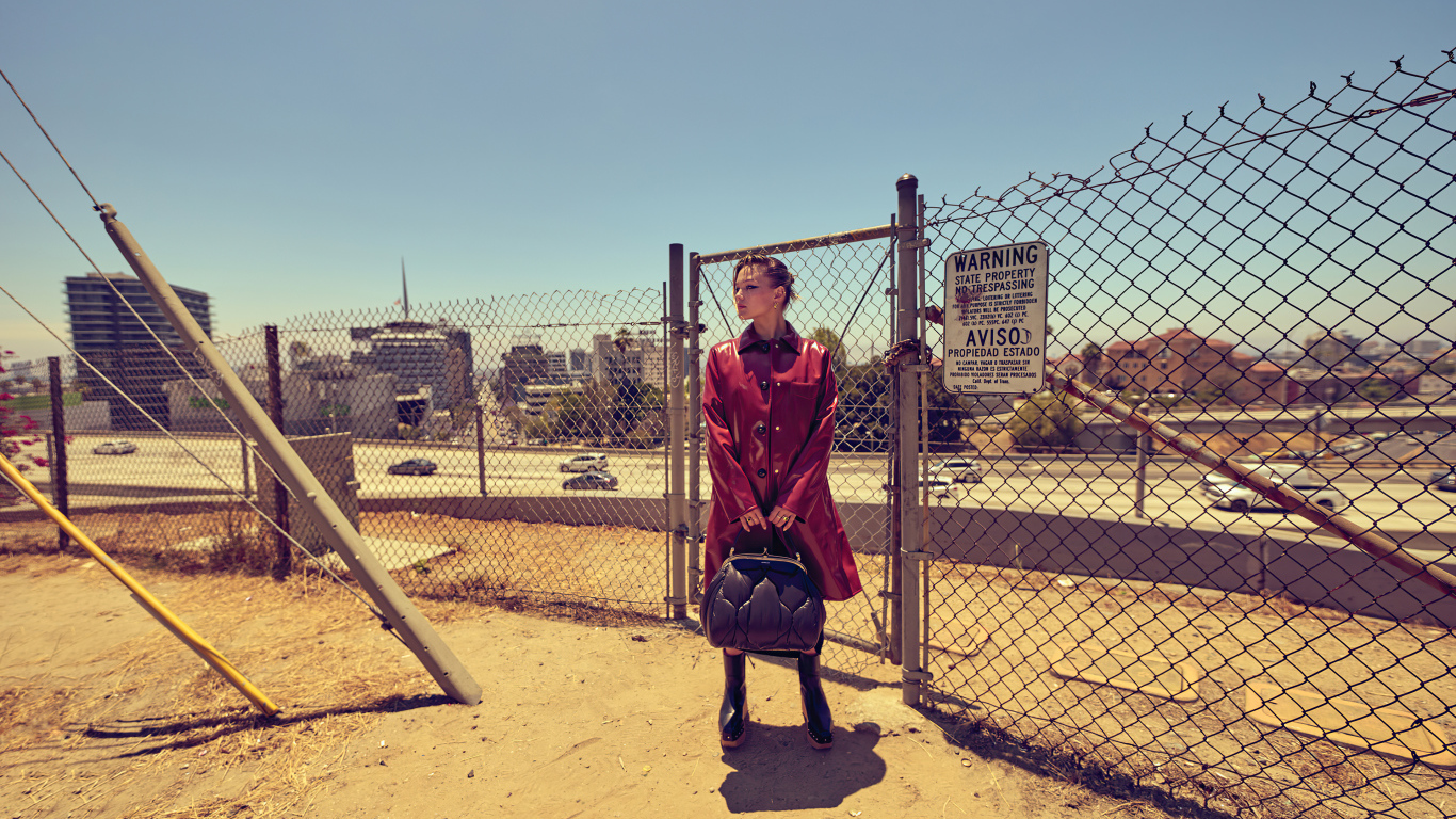 Актриса Оливия Холт в красном пальто