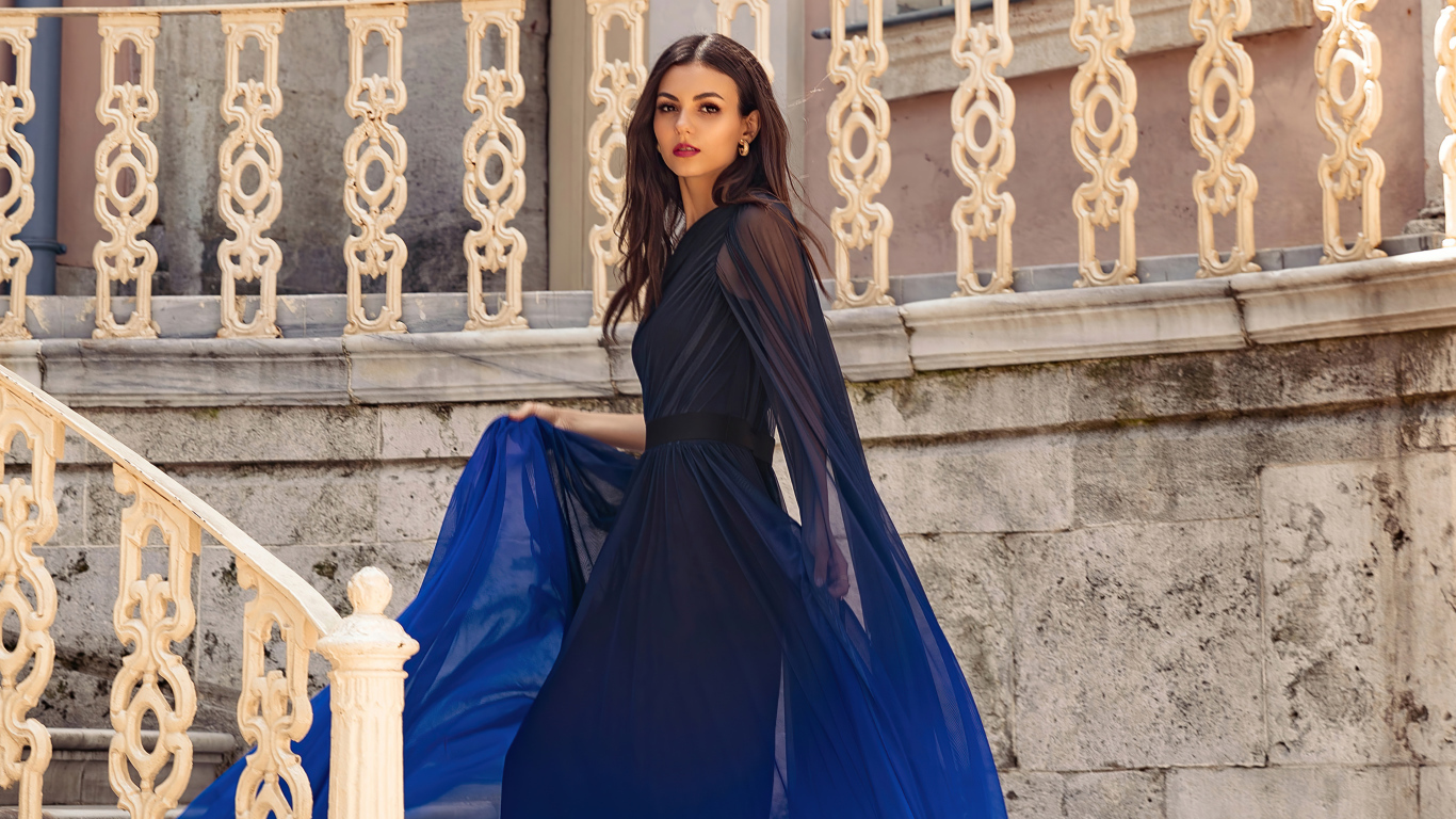 Актриса  Виктория Джастис в красивом платье у стены