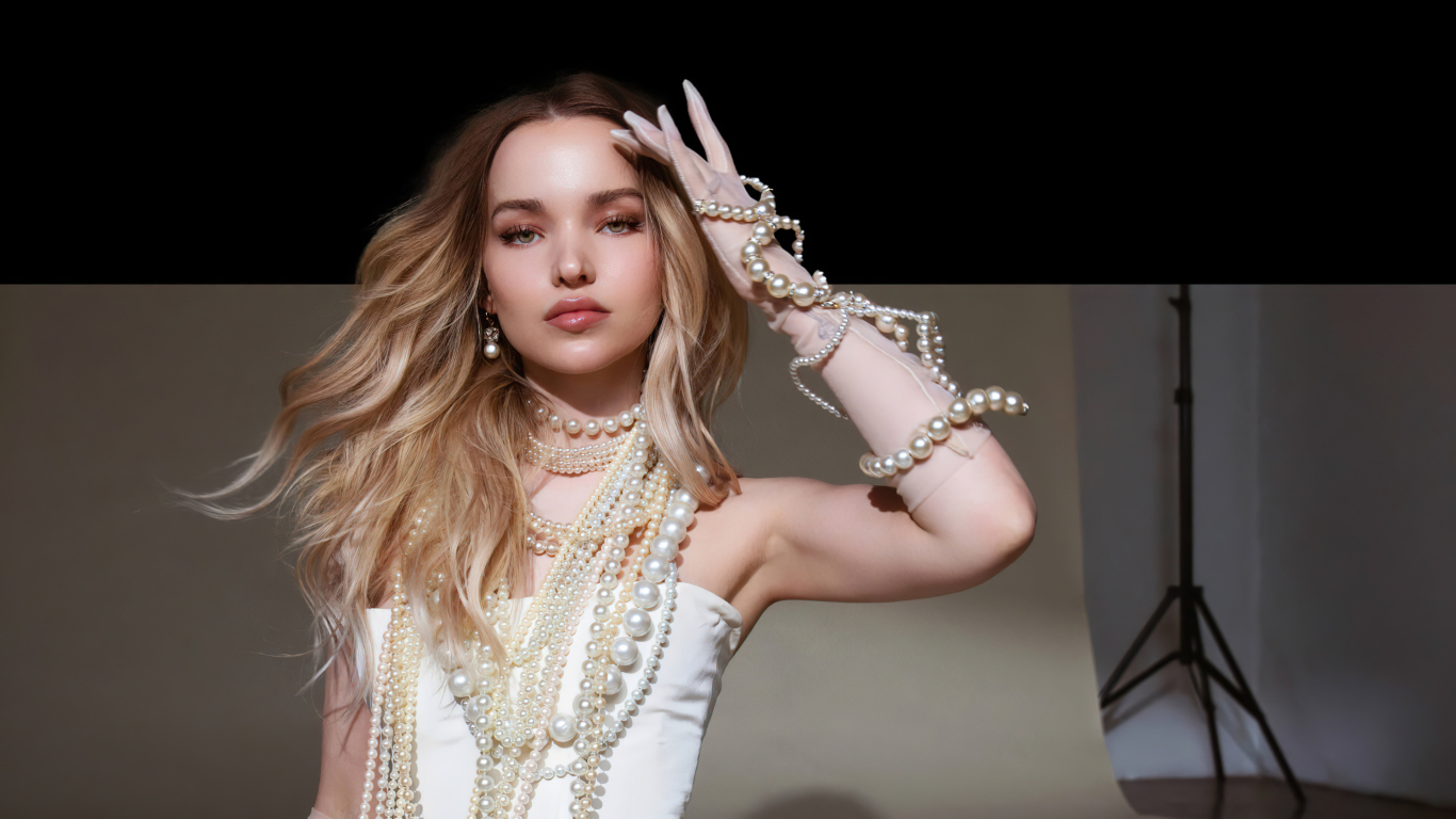 Красивая блондинка, актриса Дав Камерон в украшениях