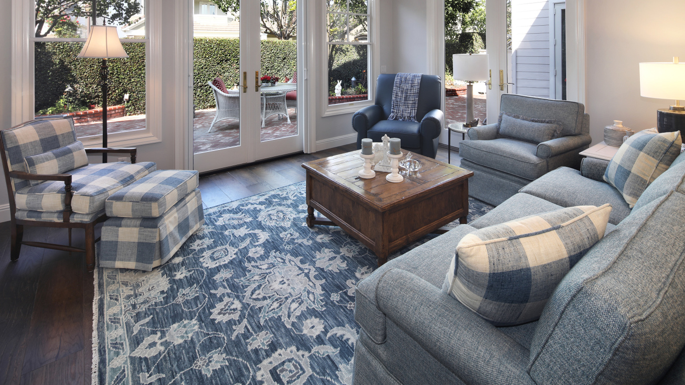 Красивая мебель в гостиной комнате в доме