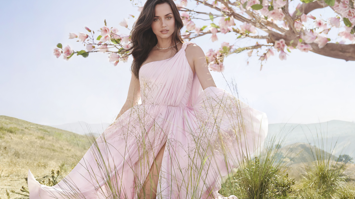 Красивая девушка, актриса Ана де Армас в розовом платье у дерева