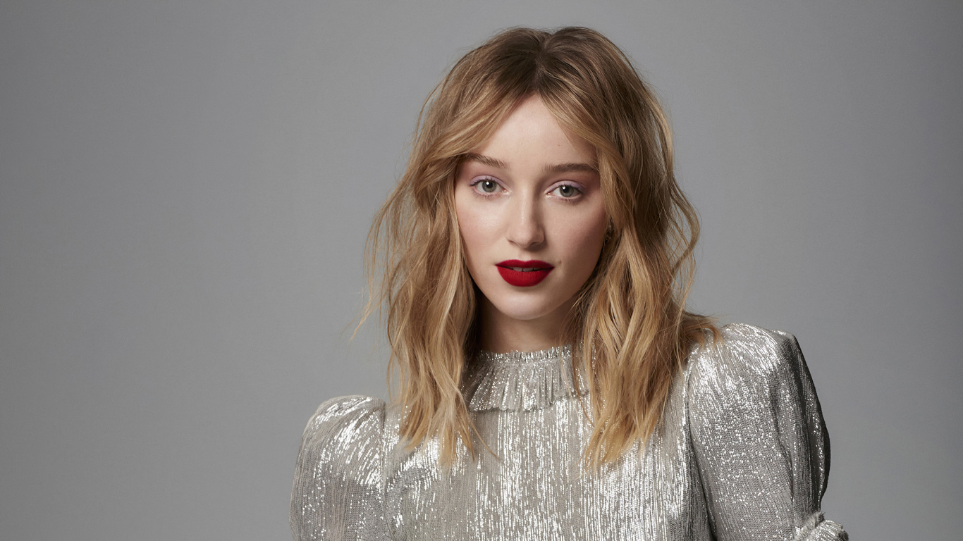 Красивая девушка актриса Фиби Дайневор на сером фоне в блестящем платье