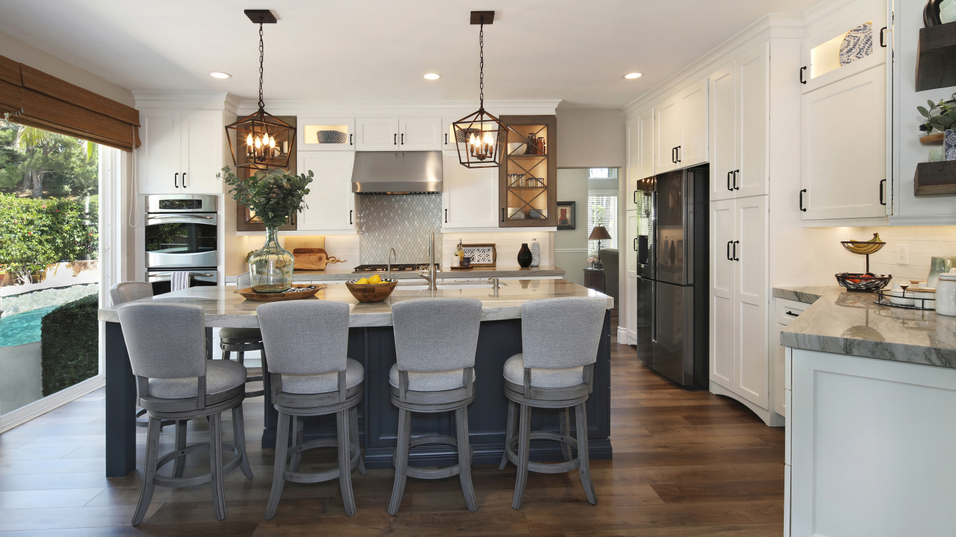 Красивая кухня с белой мебелью у окна