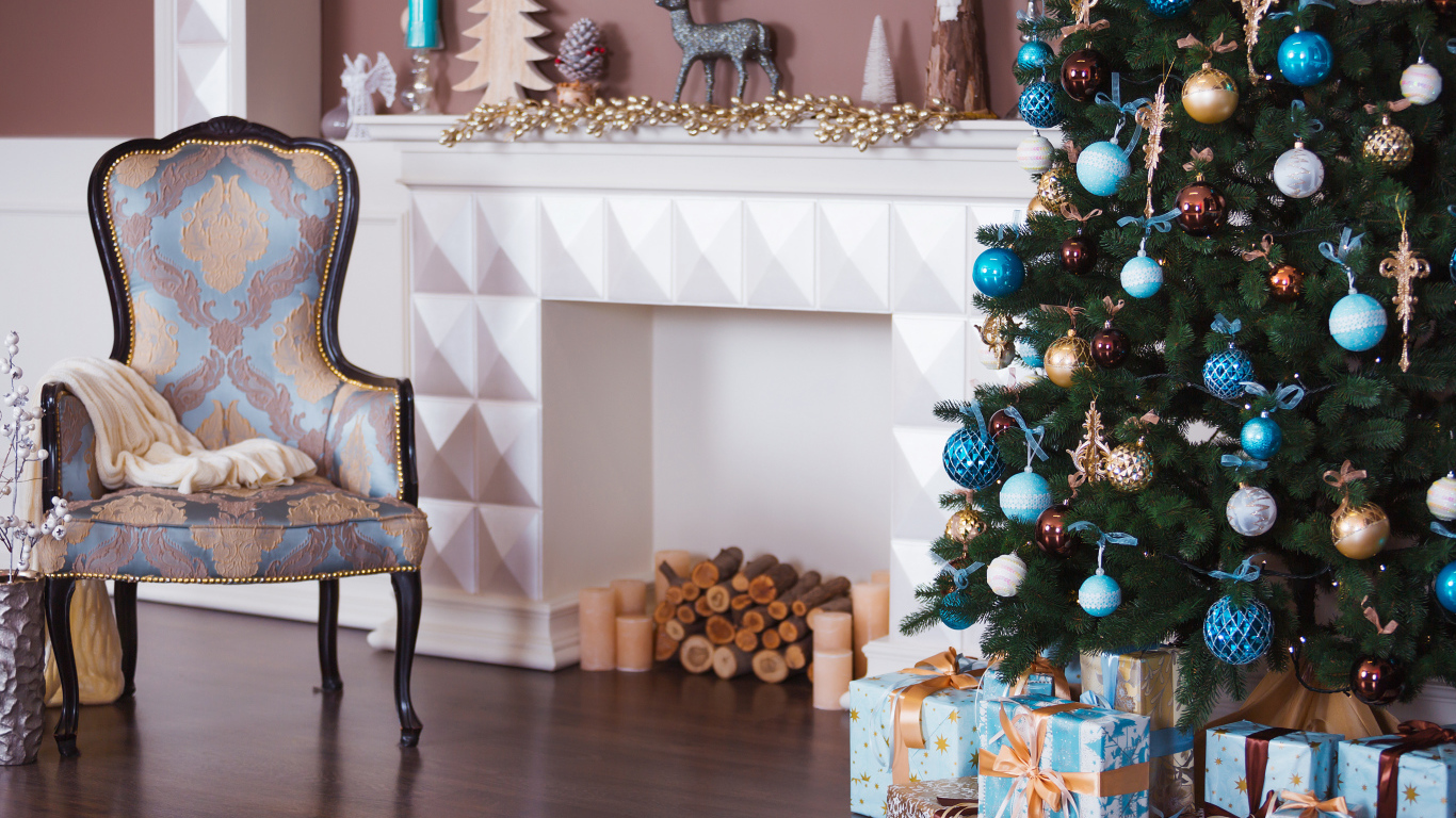 Красивая комната с новогодней елью с камином 