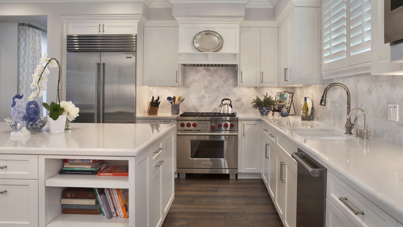 Красивая белая кухня с двухкамерным холодильником 