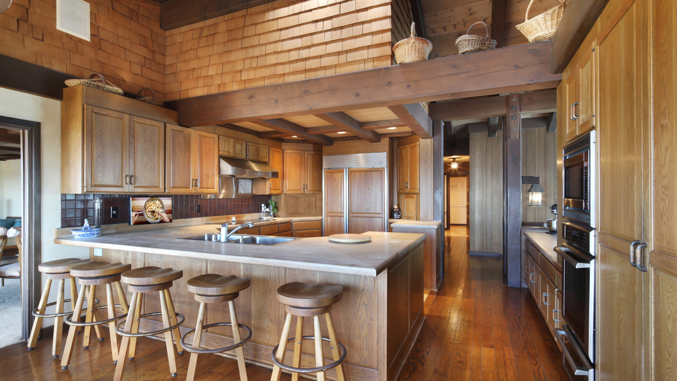Красивый деревянный дом с большой кухней
