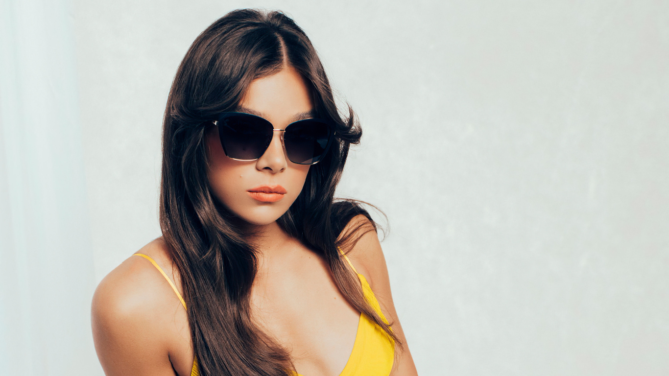 Красивая молодая актриса Хейли Стейнфилд на белом фоне