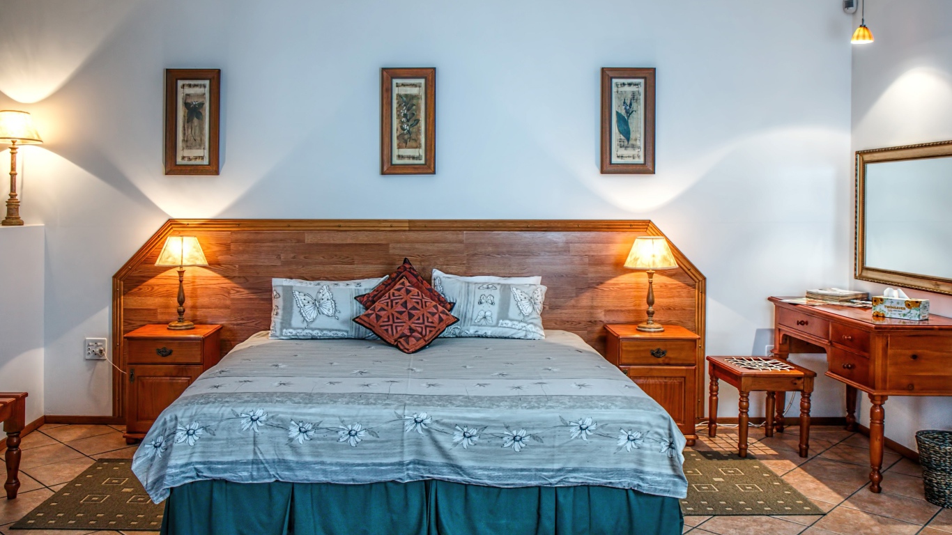 Спальный гарнитур в комнате с серыми стенами