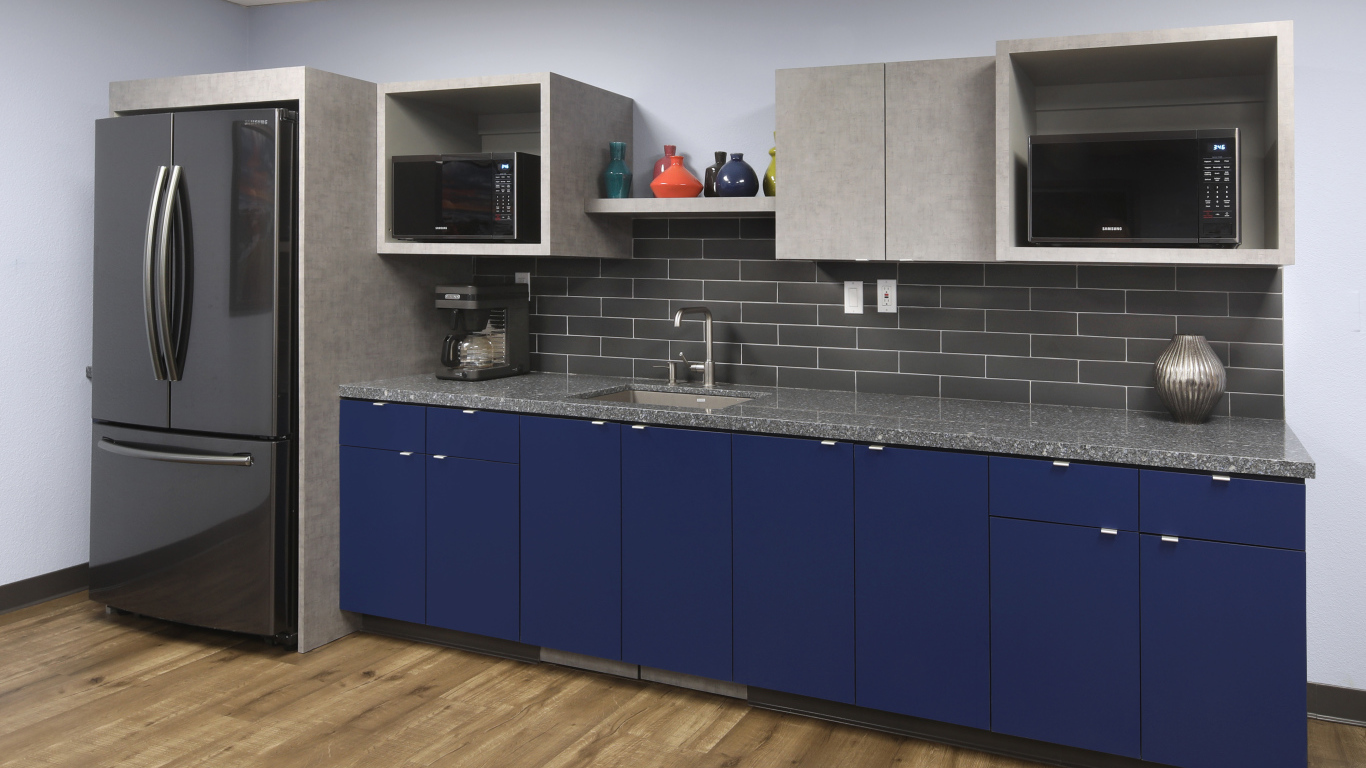Синие шкафы и большой холодильник на кухне