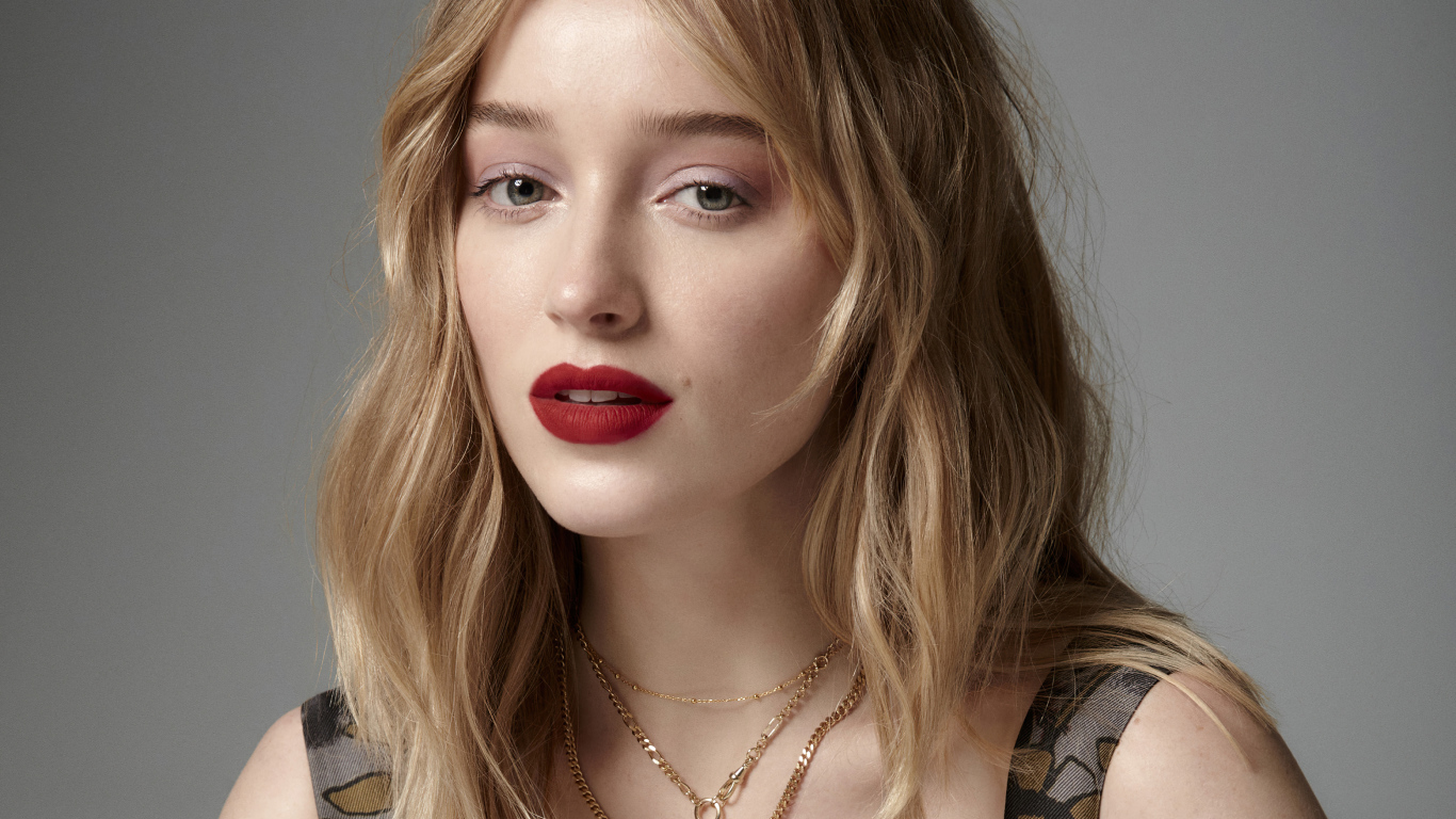 Яркая помада на губах актрисы Фиби Дайневор на сером фоне