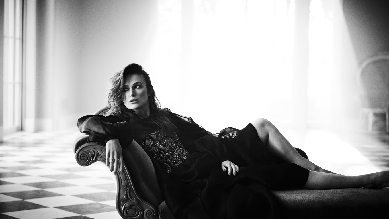 Британская актриса Кира Найтли лежит на диване