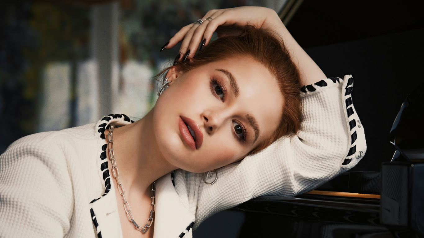 Кареглазая американская актриса Мэделин Петш в платье