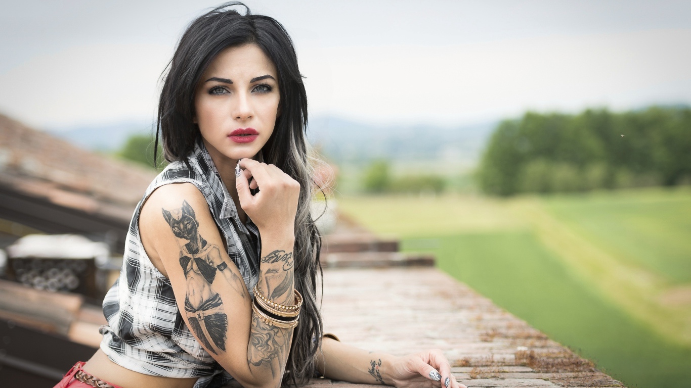 Девушка брюнетка с татуировкой кошки на плече 